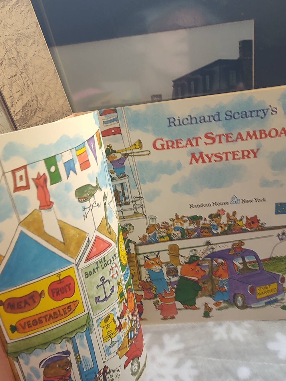 Richard Scarry's Great Steamboat Mystery 📚 - Picture 4 of 11